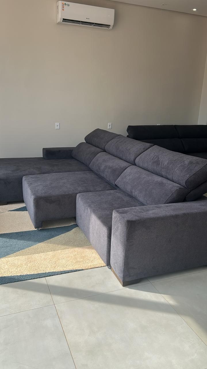 Sofá cinza-escuro com chaise