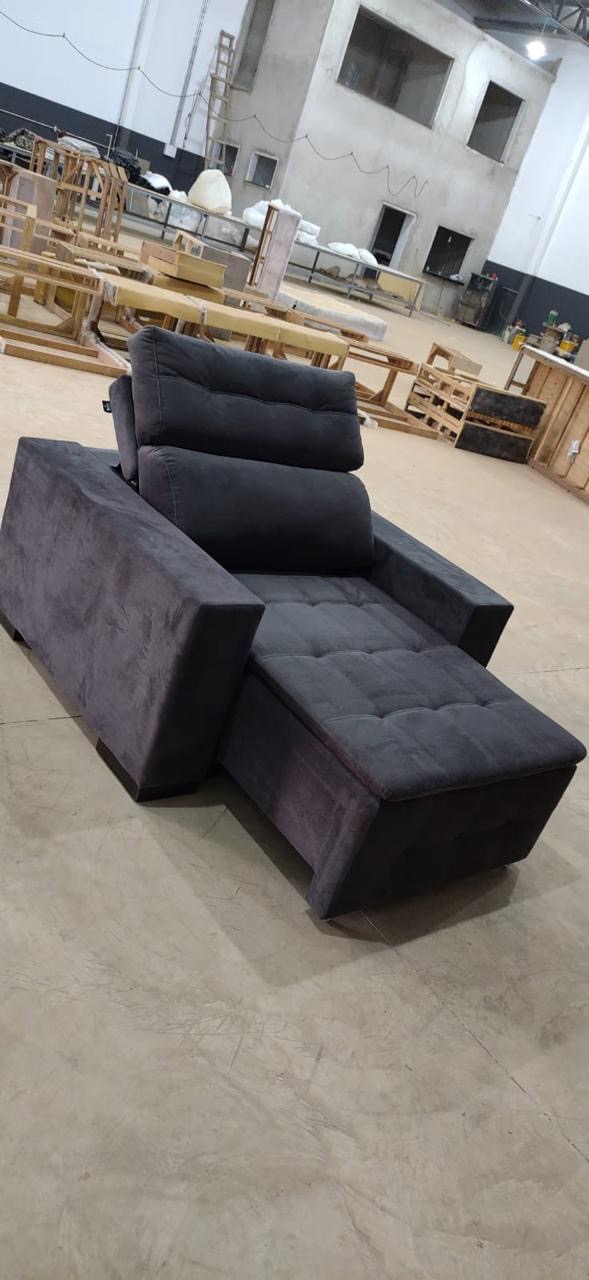 Poltrona cinza-escura reclinável com chaise