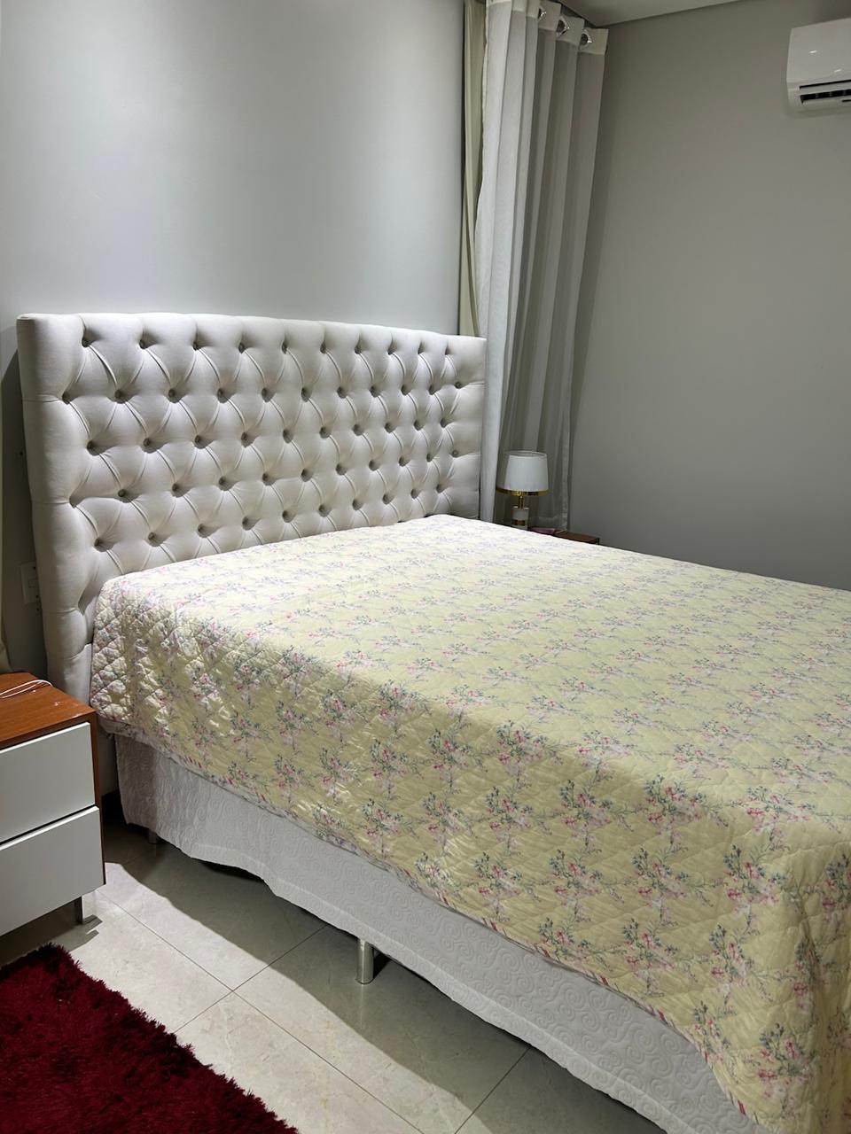 Cabeceira off-white capitonê em quarto