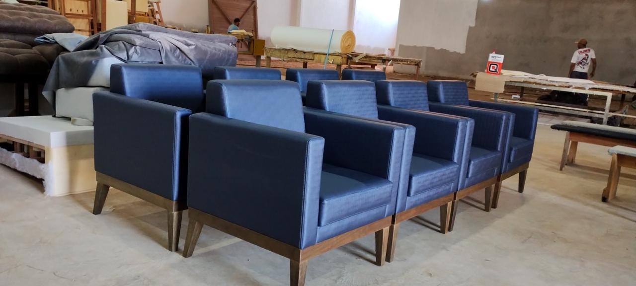 Poltronas azuis com pés de madeira