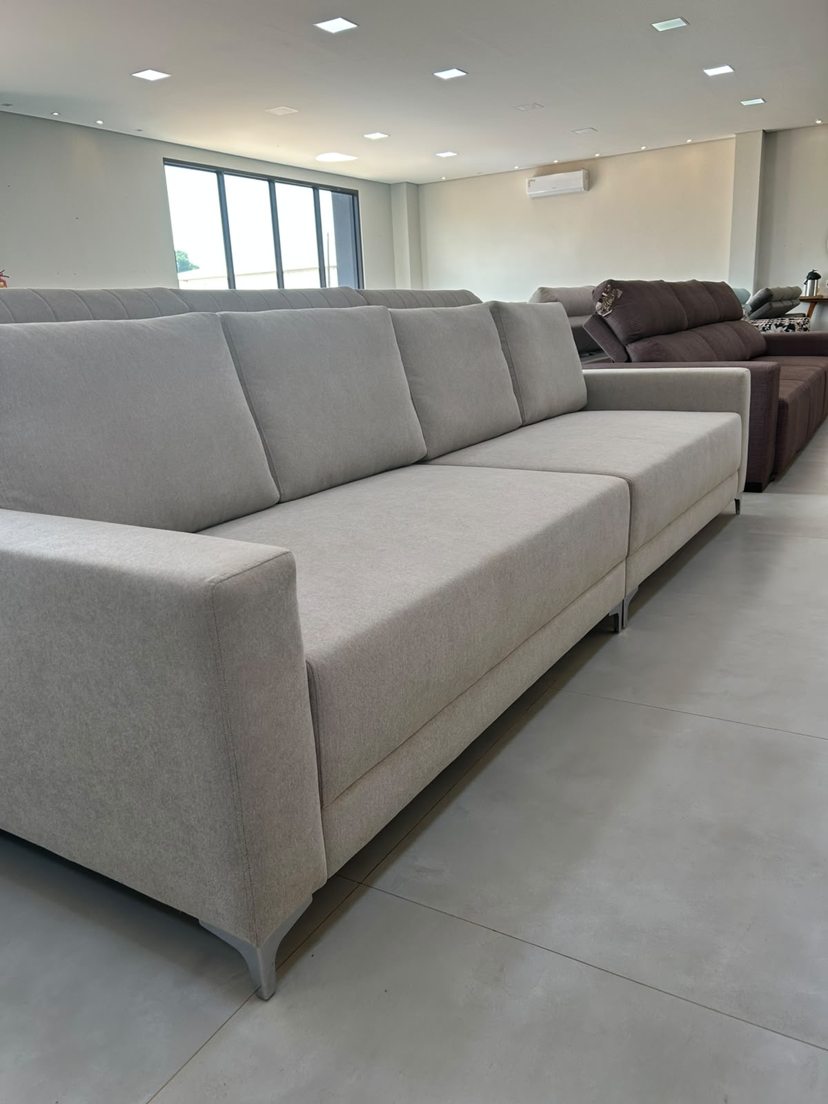 Sofá living cinza-claro de braços retos