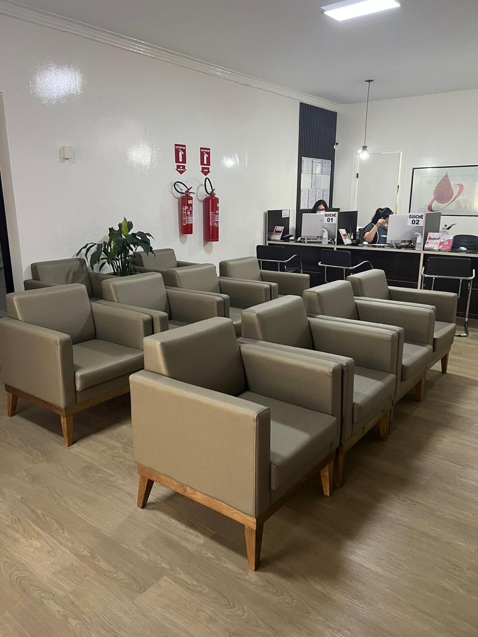 Poltronas verdes com pés de madeira