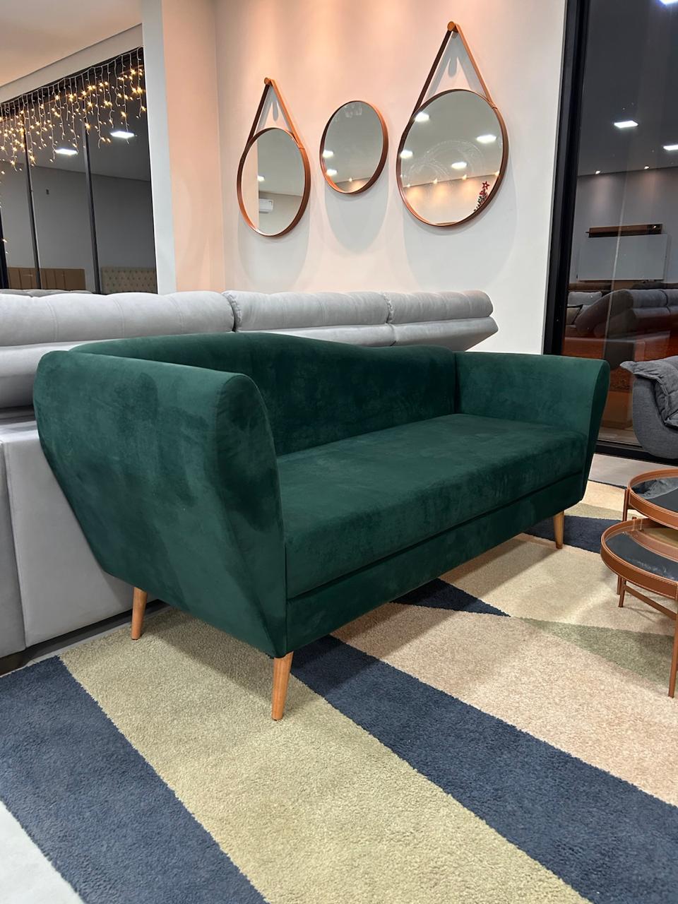 Sofá verde com pés de madeira