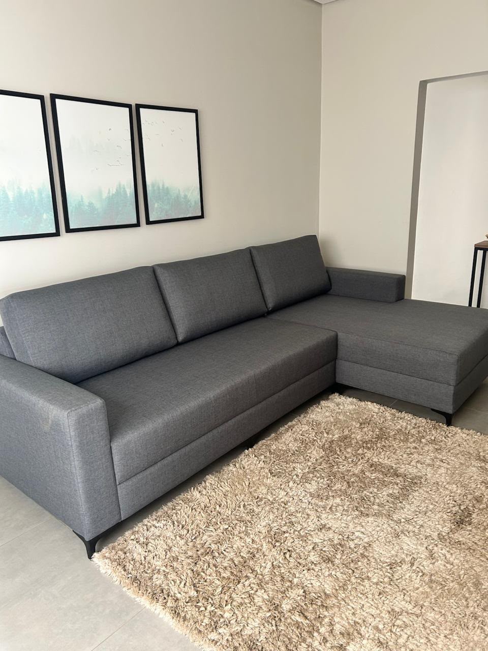 Sofá living cinza com chaise