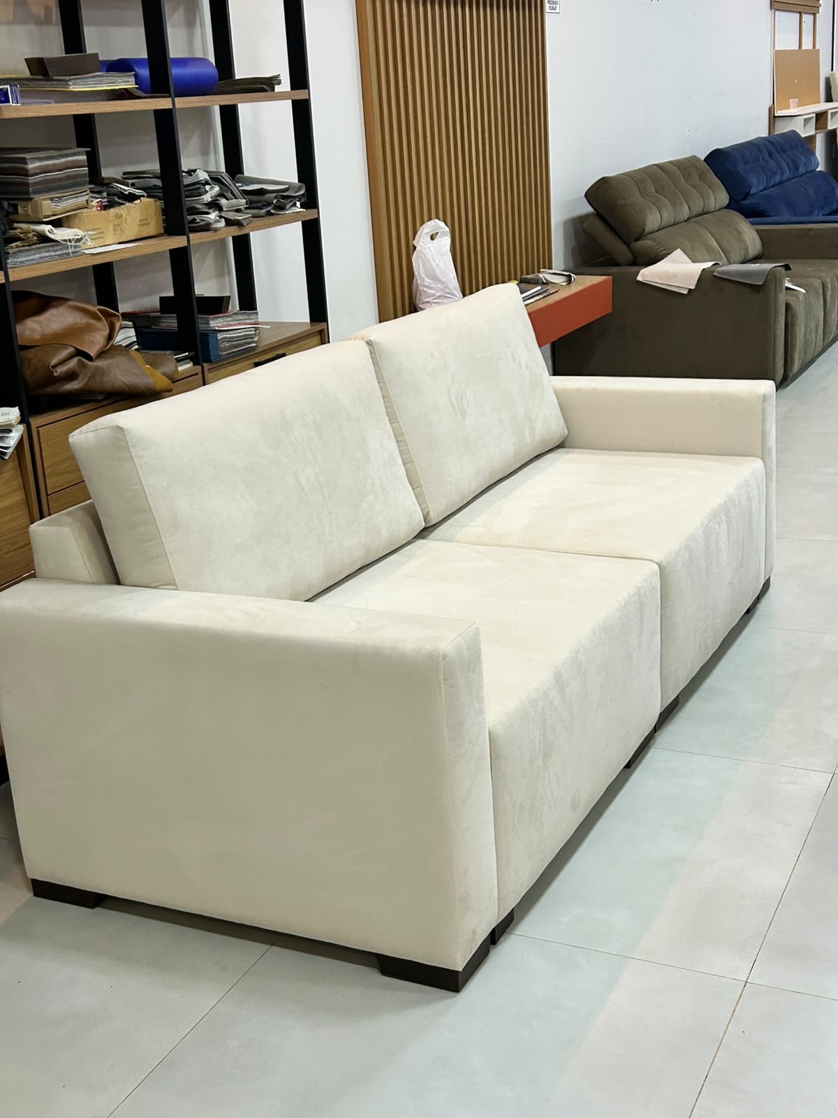 Sofá living off-white de dois lugares