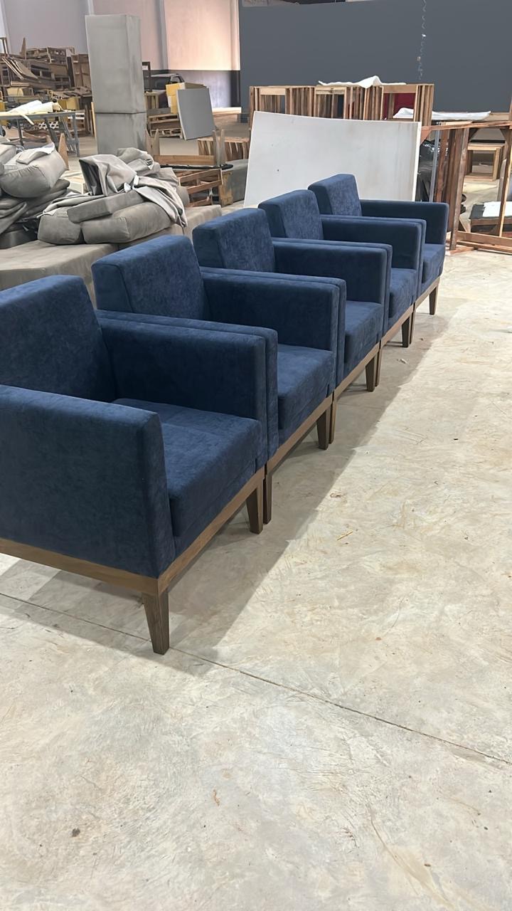 Poltronas azuis em produção