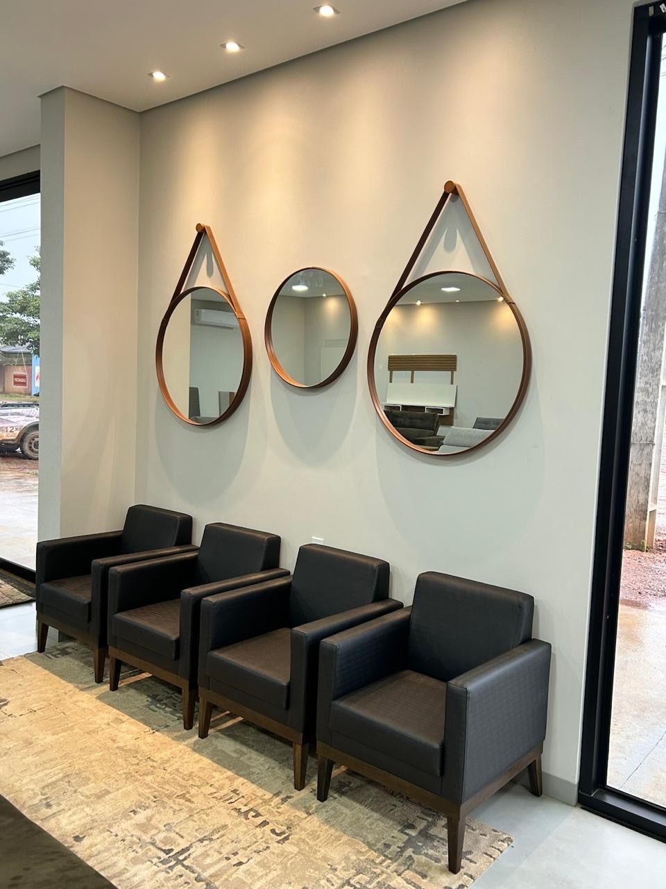 Poltronas pretas com pés de madeira