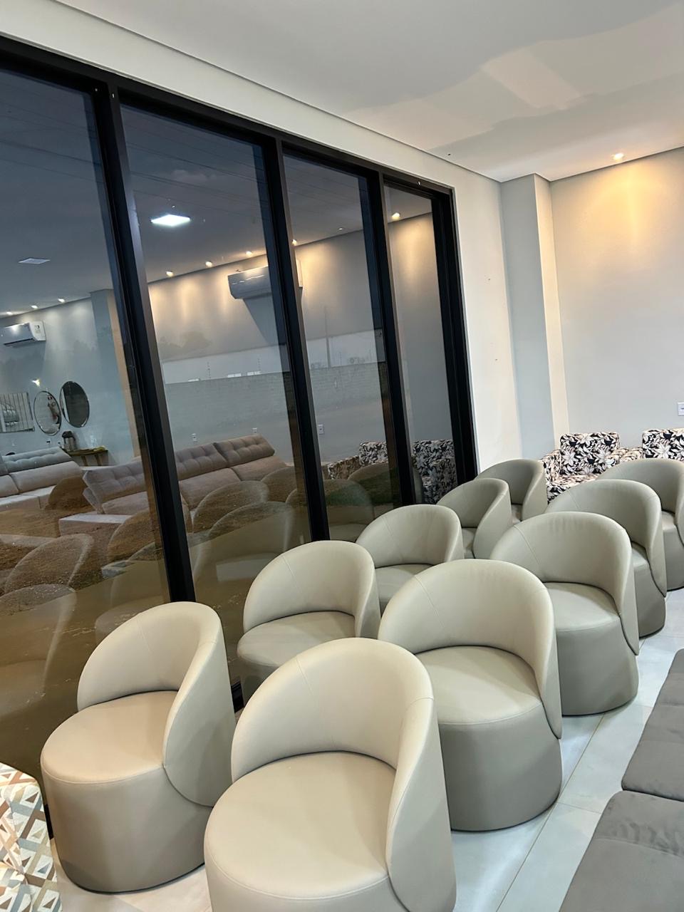 Poltronas concha em tom claro