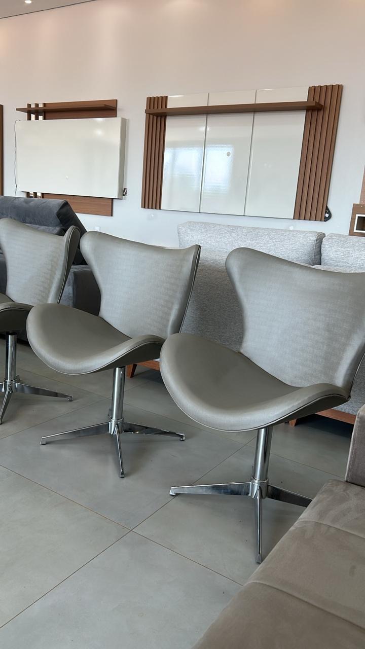 Poltronas giratórias cinza com base cromada