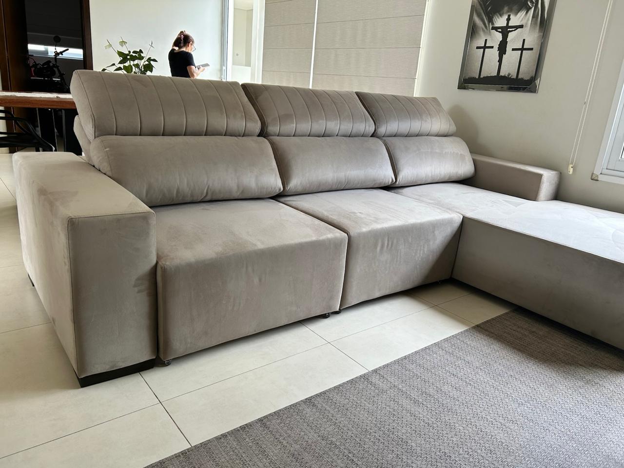 Sofá bege com chaise em ambiente
