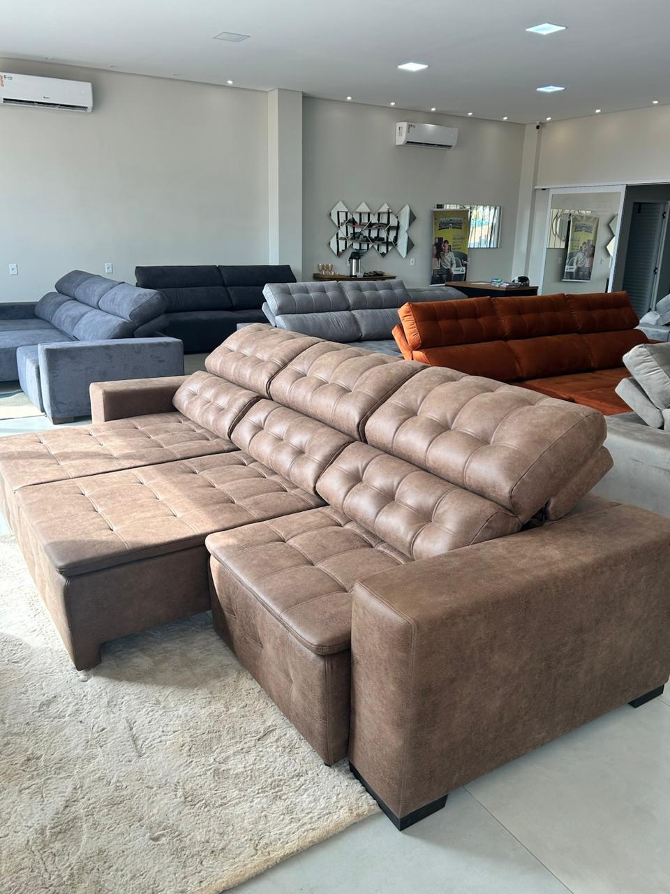 Visão do showroom com sofás em diferentes cores e formatos