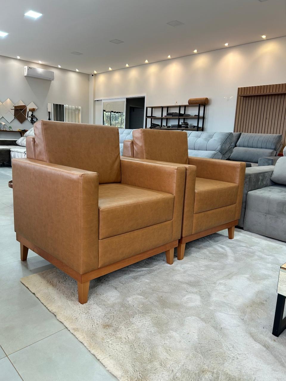 Poltronas caramelo em couro