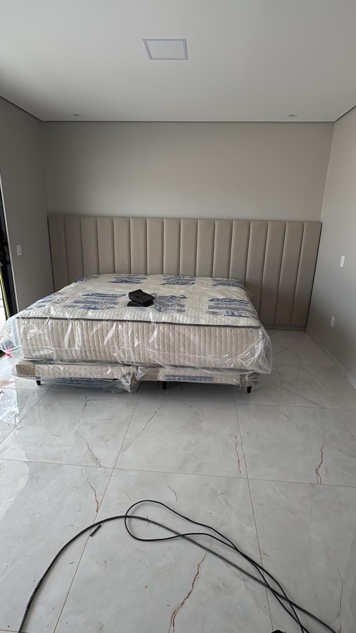 Cabeceira bege de painéis verticais em quarto