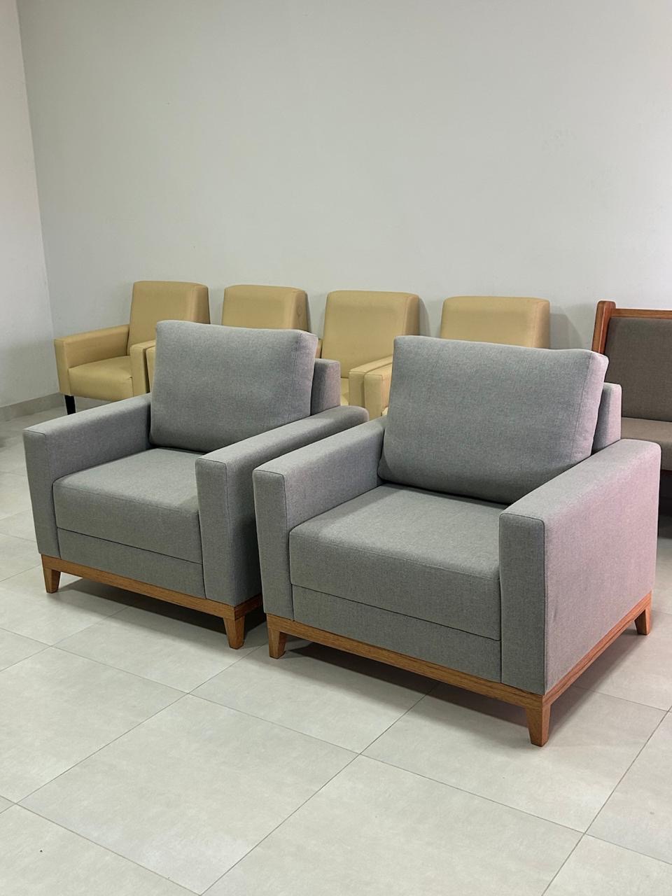 Poltronas cinza com base de madeira