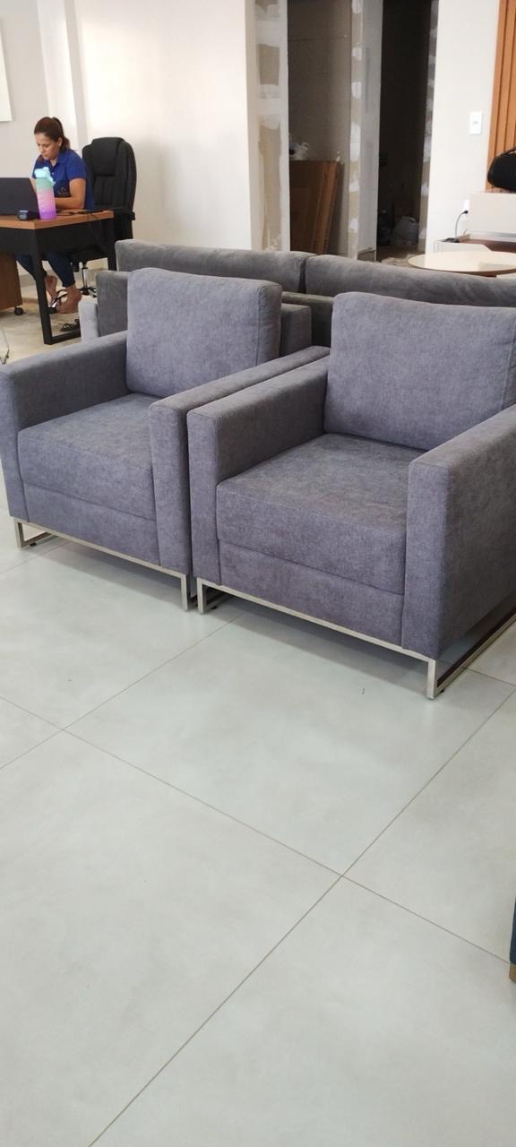 Poltronas cinza com base de metal