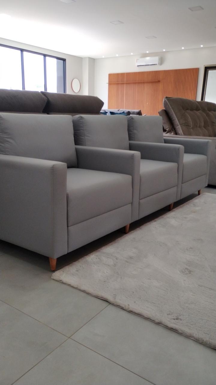 Poltronas cinza-claro em fileira no showroom