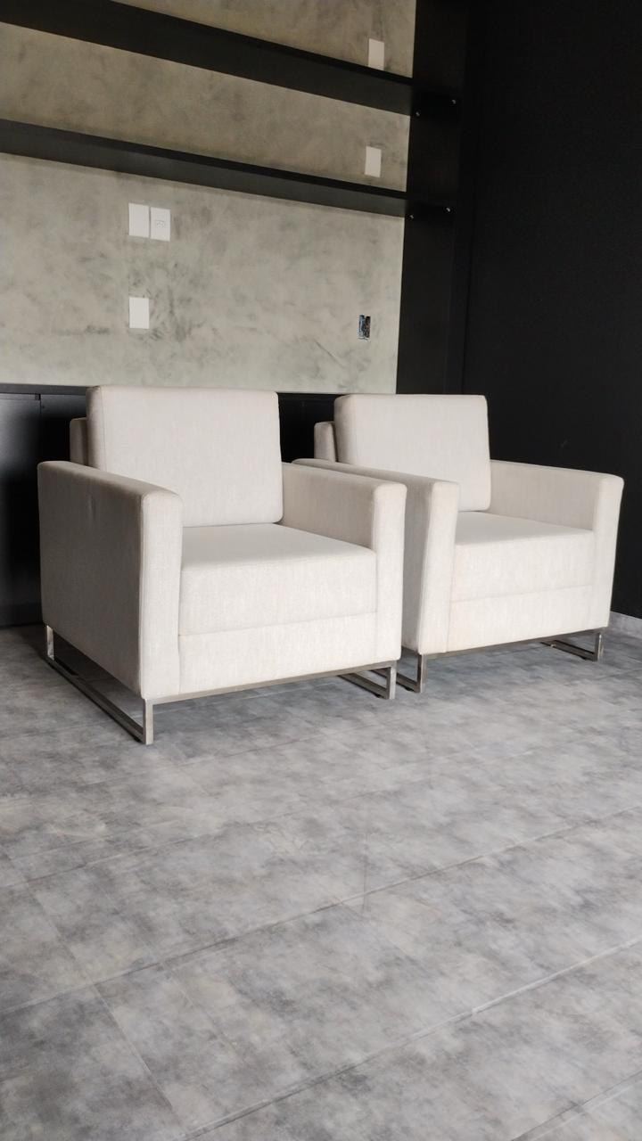 Poltronas off-white com pés de metal